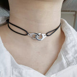 Choker menottes argentes noir nylon.