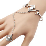 bijou de main jonc details geometriques argentés