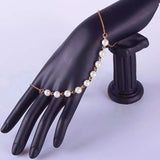 bijou de main petites perles nacrées doré