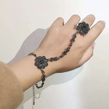 chaine de main fleur noir en strass