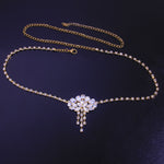 Head jewelry with golden chain and elegant pendant