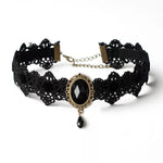 choker dentelle et médaillon pierre noir