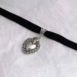 choker noir medaillon coeur